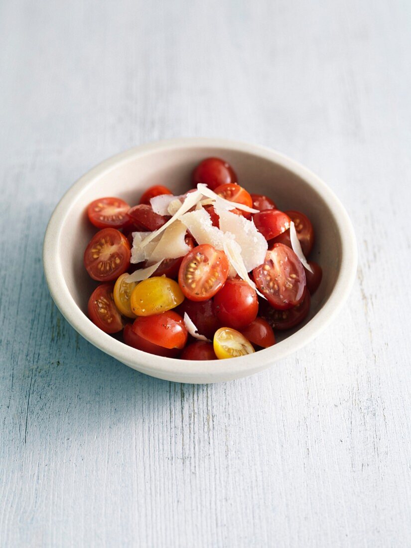 Kirschtomatensalat mit Parmesanspänen