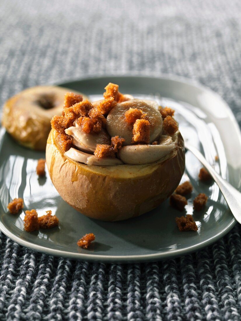 Baked apple with gingerbread