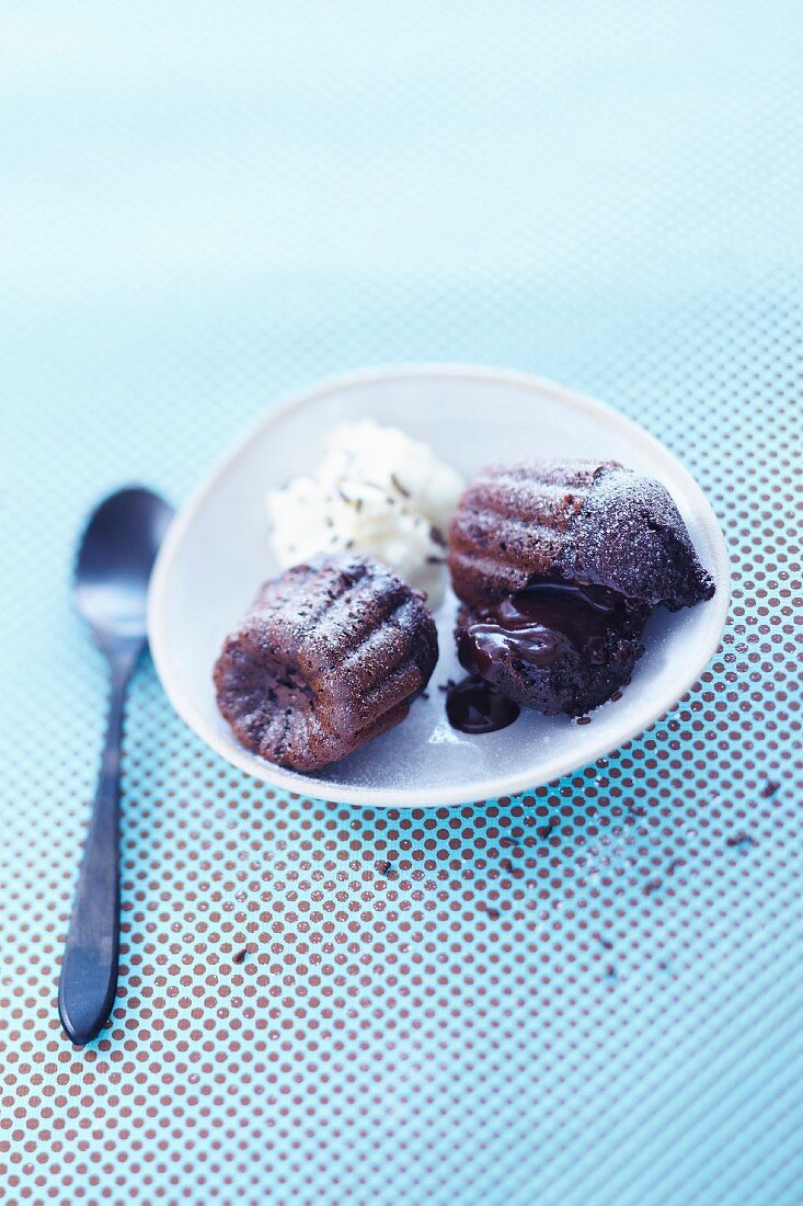 Cannelé (Traditionelle Küchlein aus Bordeaux) mit Kern aus flüssiger Schokolade