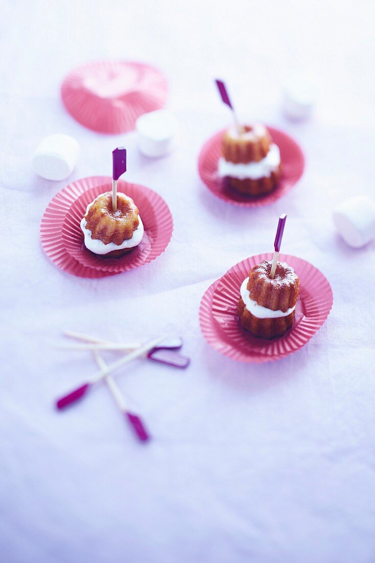 Cannelés (Küchlein mit Karamellkruste, Bordeaux) mit Marshmallows