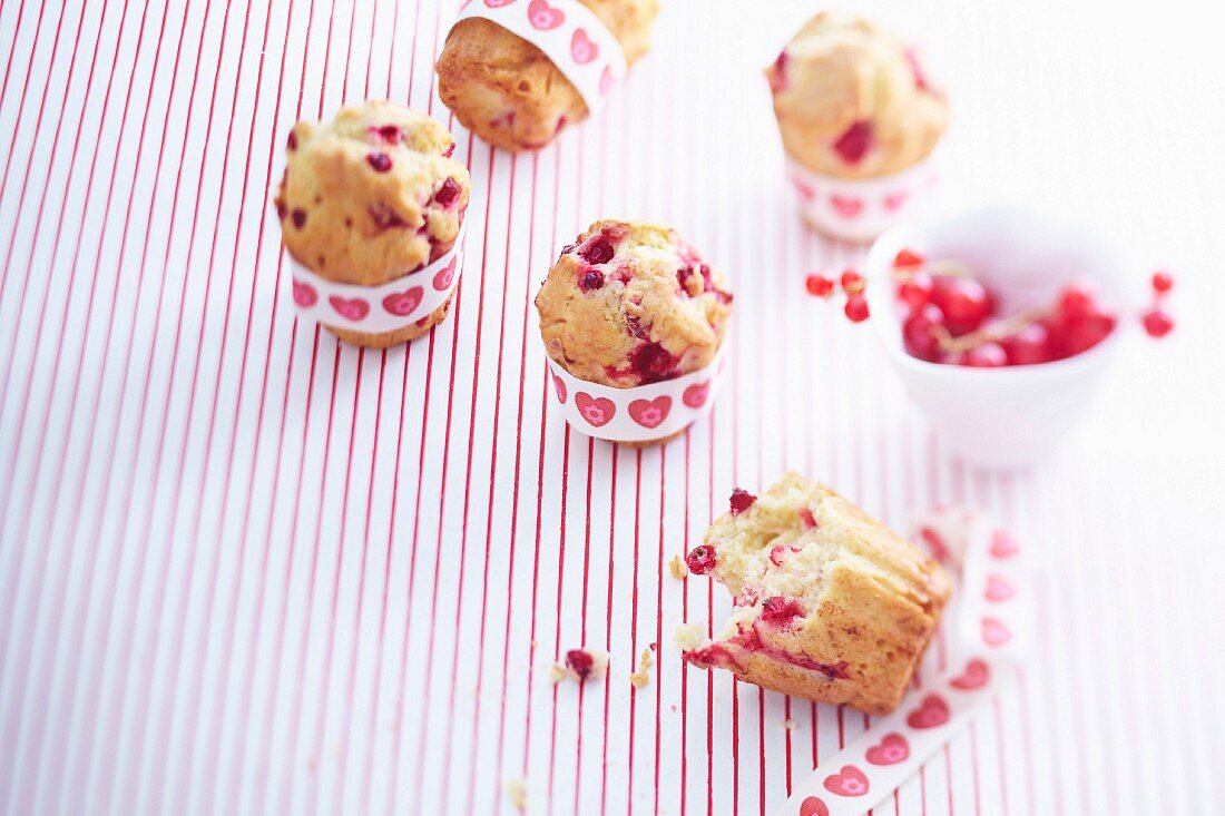 Kleine Muffins mit roten Johannisbeeren nach Art von Cannelés