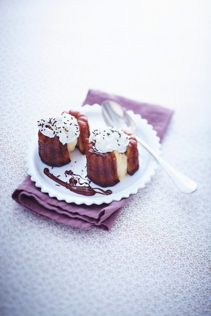 Cannelés (Traditionelle Küchlein aus Bordeaux) nach Art von Profiteroles