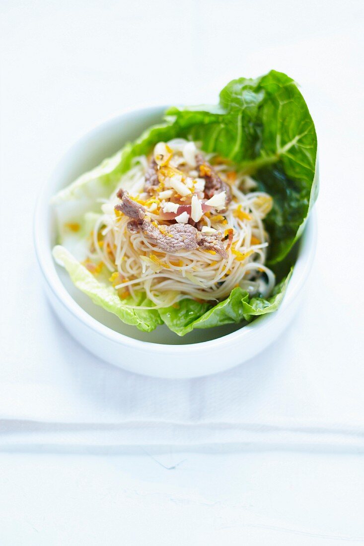 Nudelsalat mit Rindfleisch und Zitronengras auf Salatblatt