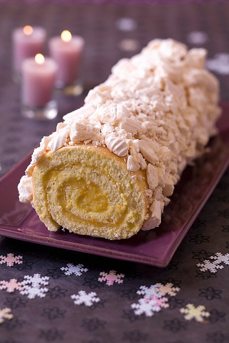 Buche de Noel (Festlicher Weihnachtskuchen, Frankreich) mit Orangenbaiser