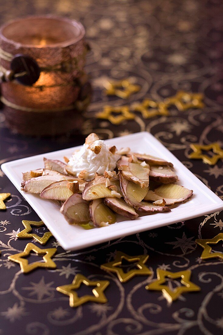 Steinpilz-Carpaccio mit Ziegenfrischkäse und Mandelsplittern