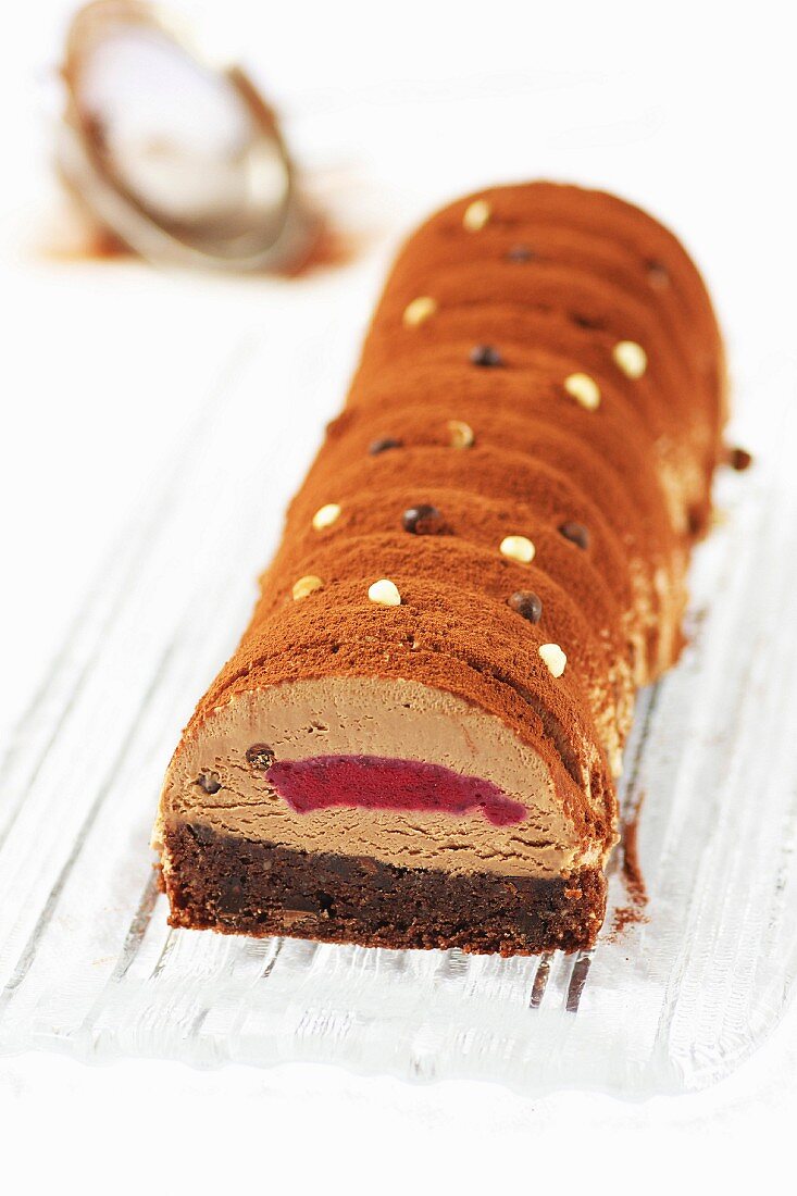 Buche (Baumstammkuchen, Frankreich) mit Brownie, Karamell-Schokoladenmousse und Preiselbeeren