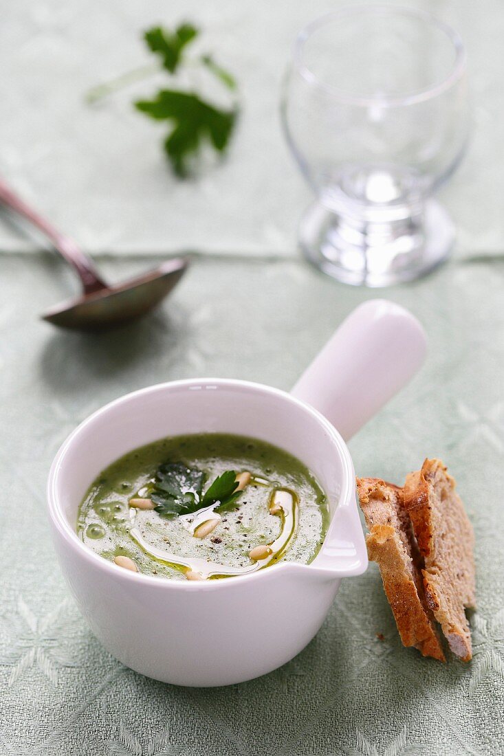 Kartoffelcremesuppe mit Petersilie und Pinienkernen