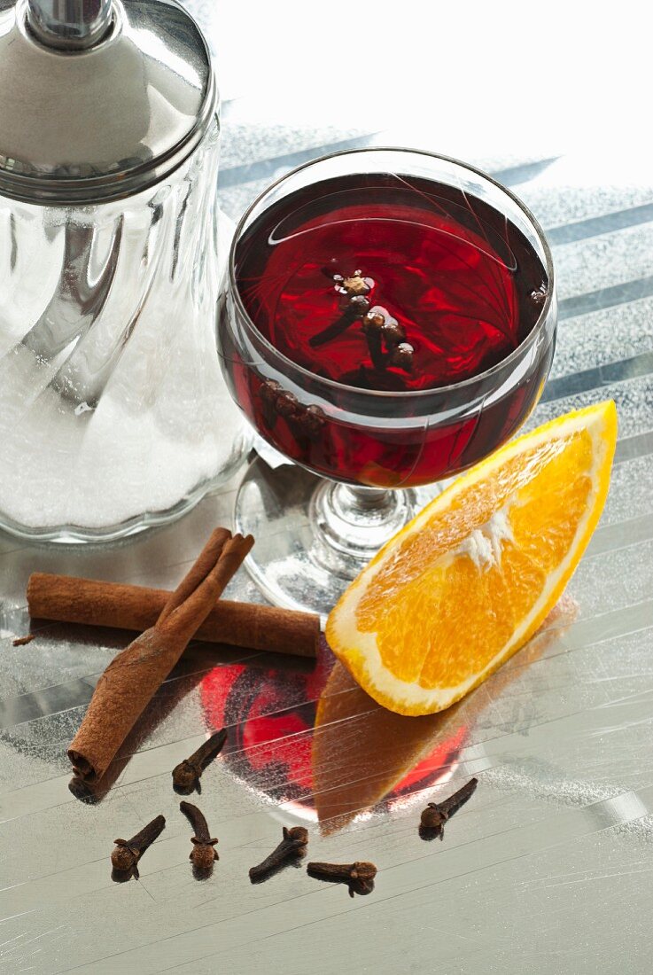 Ein Glas Glühwein mit Gewürzen