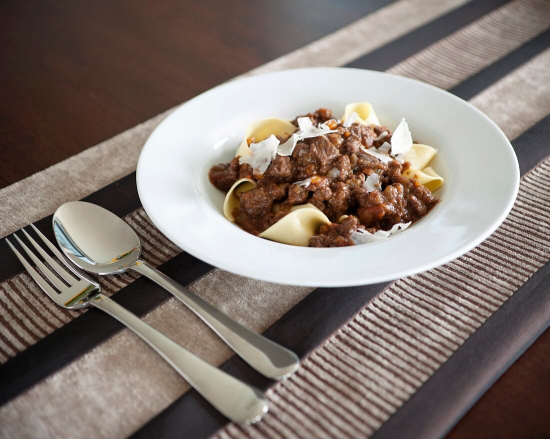 Papardelle mit Rindfleischragout und Parmesan