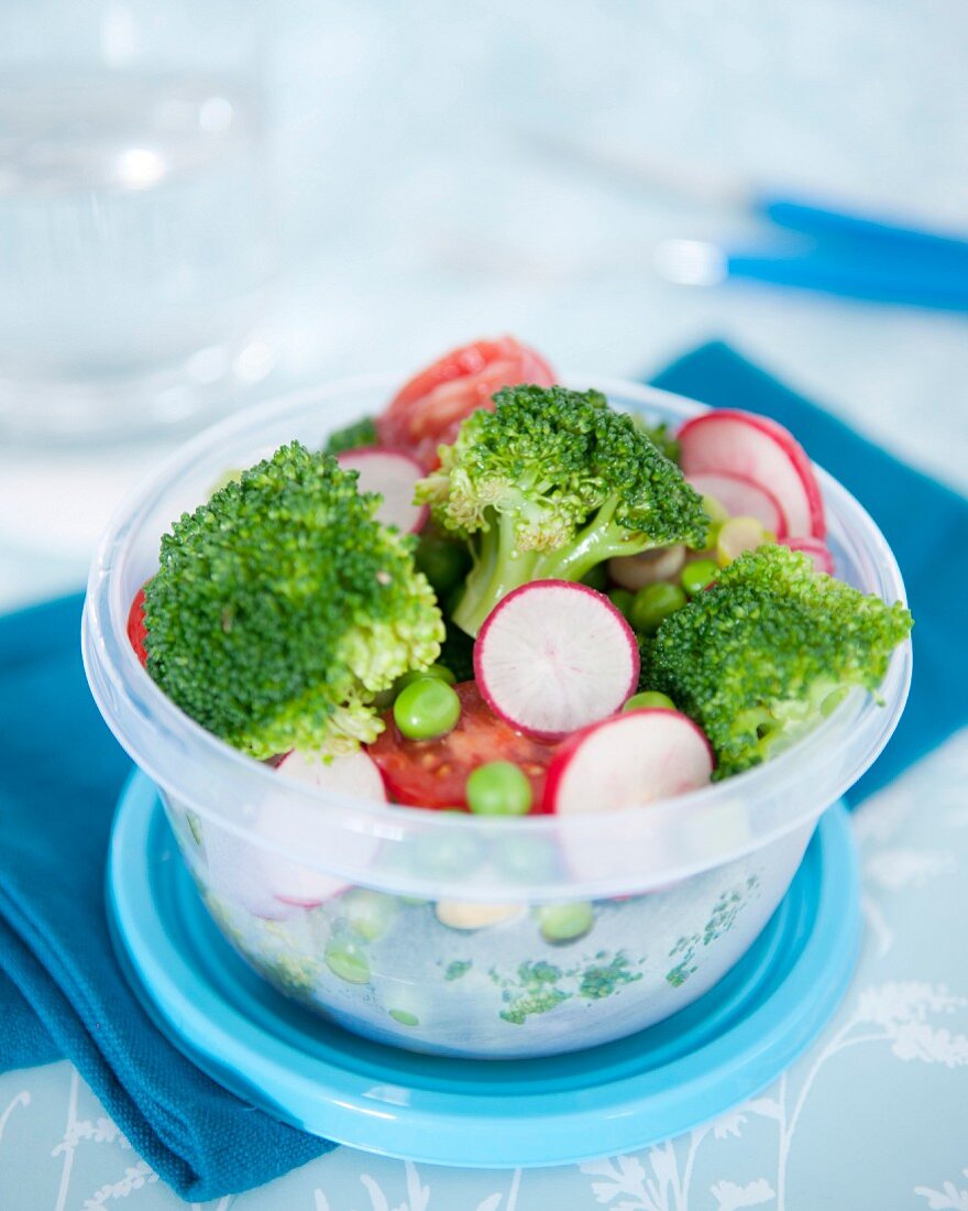 Schlankmachersalat aus Brokkoli, Radieschen, Tomaten und Erbsen zum Mitnehmen