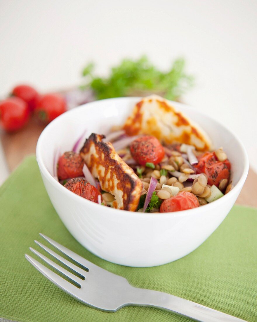 Gelbe Linsen-Salat mit Tomaten und gegrilltem Halloumi