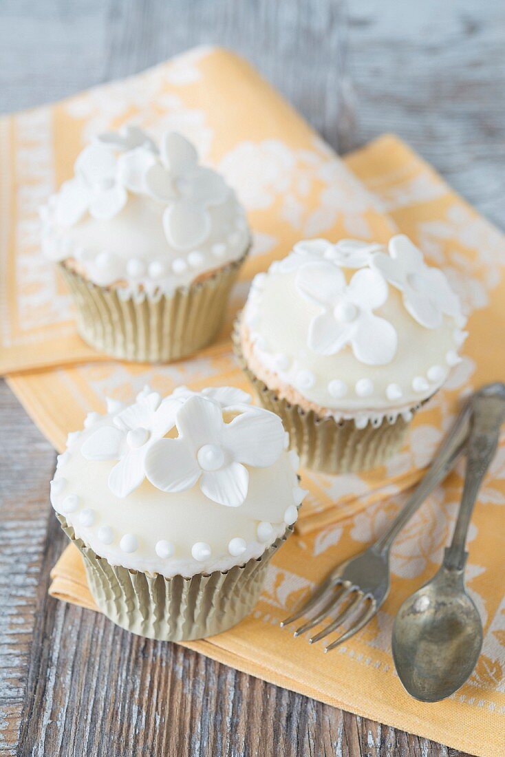 Drei weiße Cupcakes