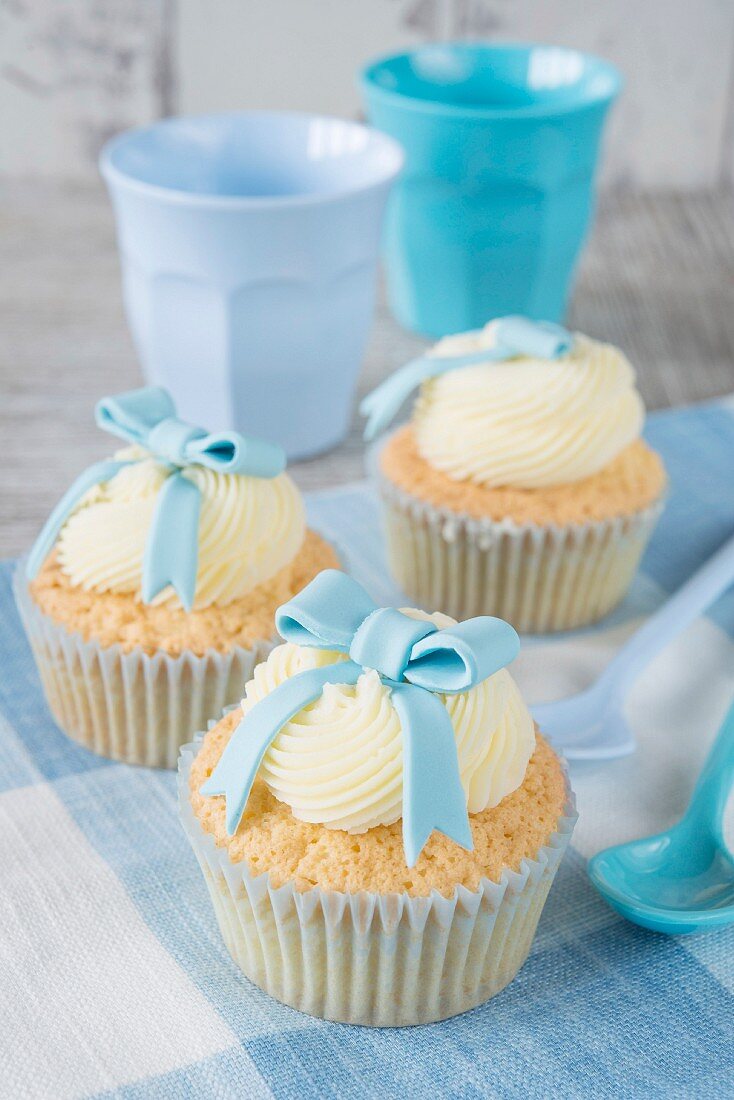Boy's cupcakes decorated with a blue bow