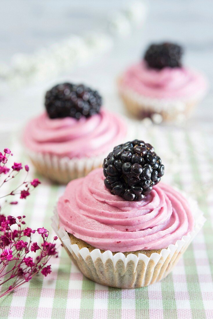 Brombeer-Cupcakes