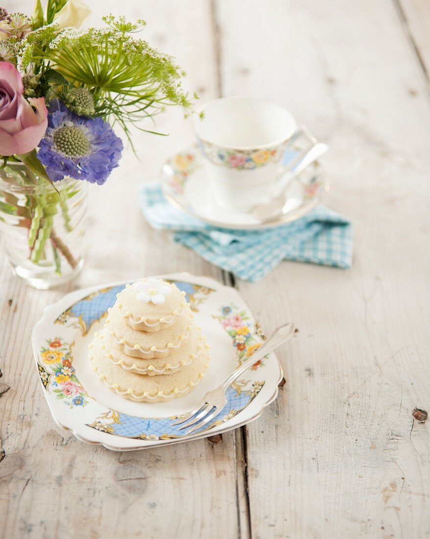 Wedding cake -style decorated biscuit stack