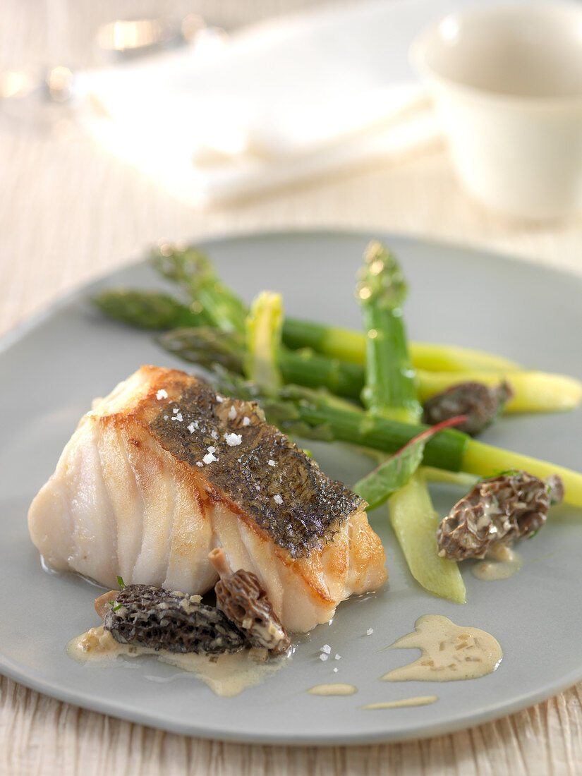 Roasted pike-perch with creamy morels and steamed green asparagus