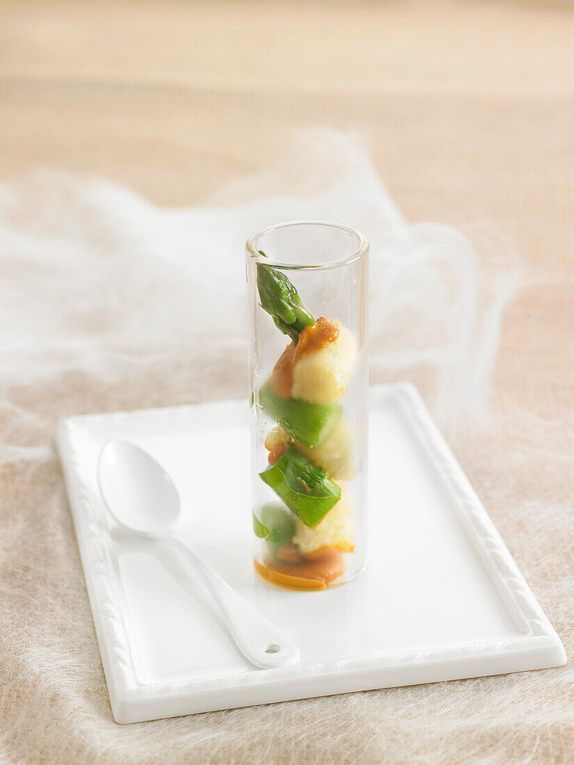 Weisser und grüner Spargel mit Romesco-Sauce, im Glas serviert