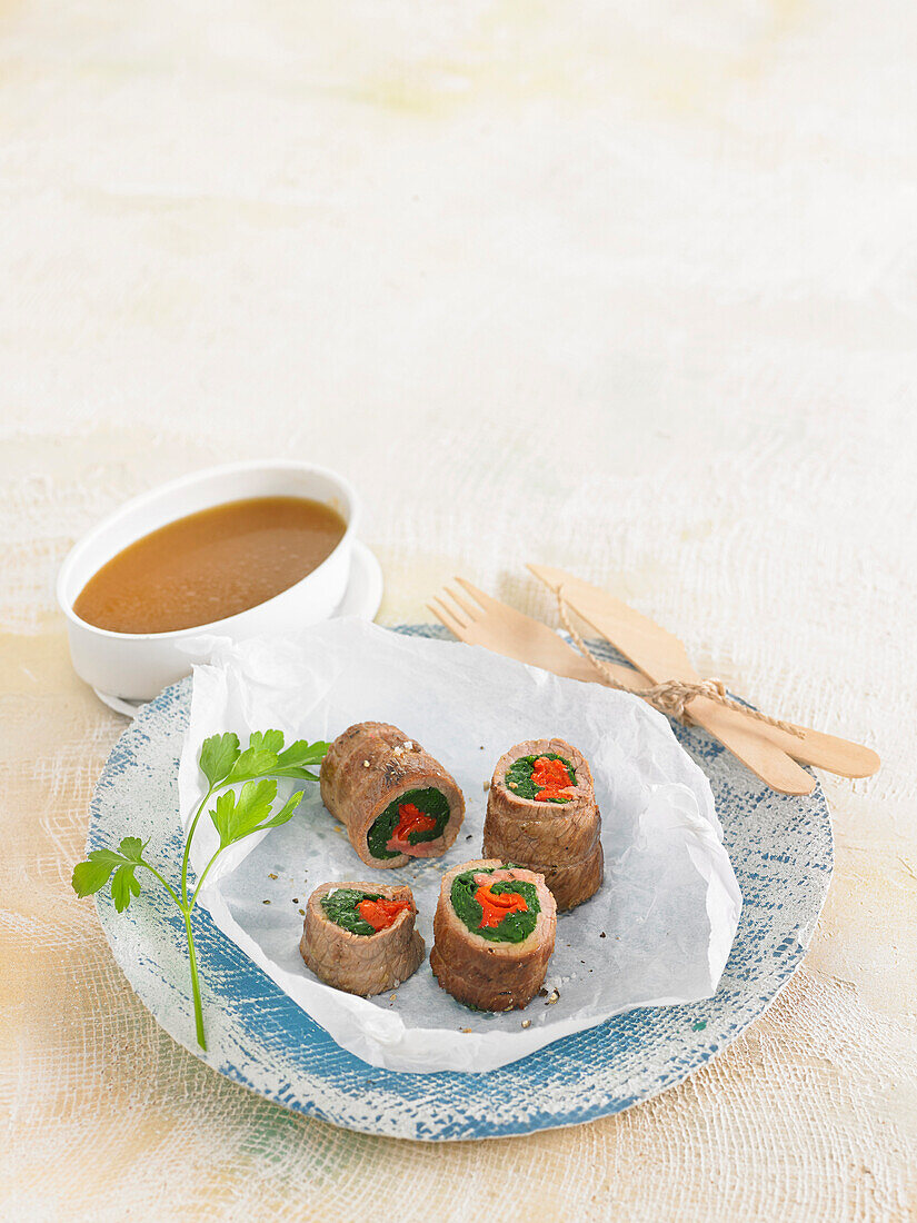 Kalbsröllchen mit Spinat und Tomate