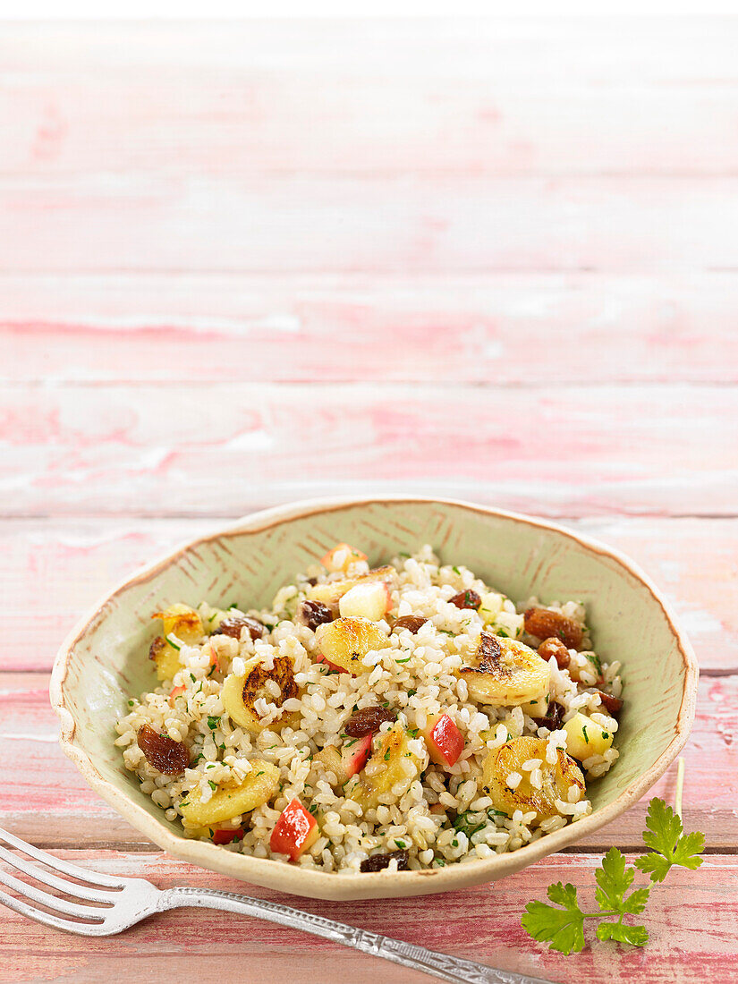 Rice with apples and raisins
