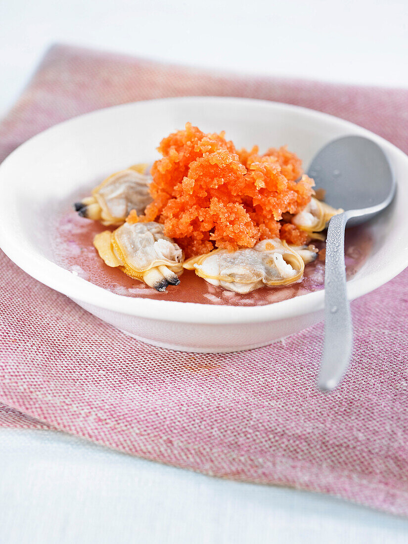 Salat mit Teppichmuscheln und Tomaten-Granita