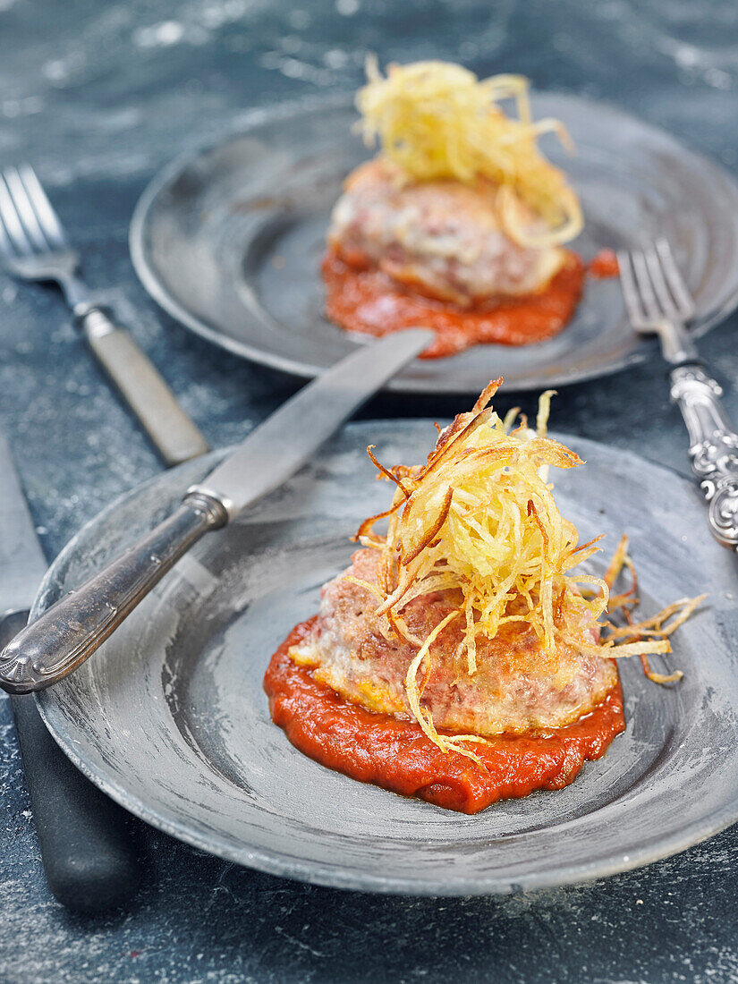 Kalbsfilet mit Tomatensauce und Streichholzkartoffeln