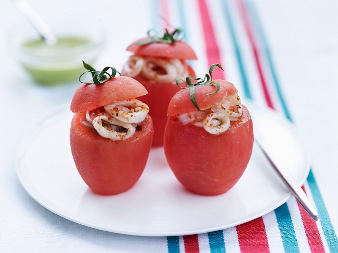 Geschälte Tomaten mit Tintenfischfüllung