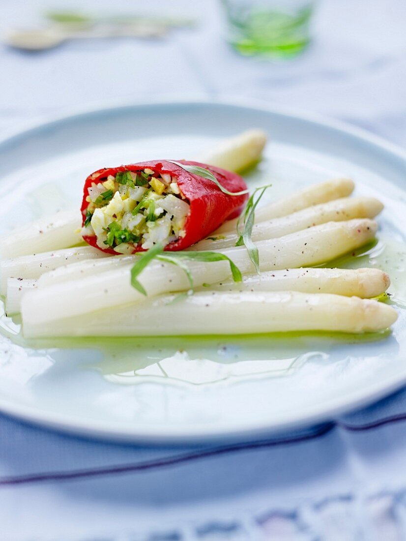 White asparagus with vinaigrette, stuffed red peppers with fish, broccoli and celery