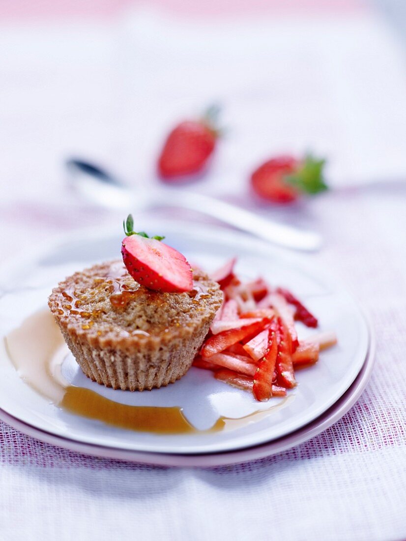 Haselnuss-Muffin mit Erdbeeren in feinen Streifen und Karamellsauce