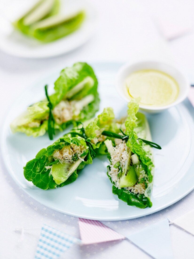 Lettuce rolls filled with crab and kiwi