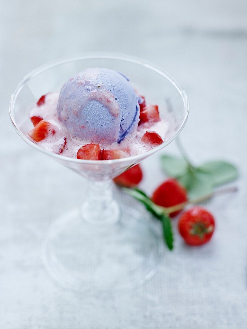 Eiskelch mit Veilcheneis und frischen Erdbeeren