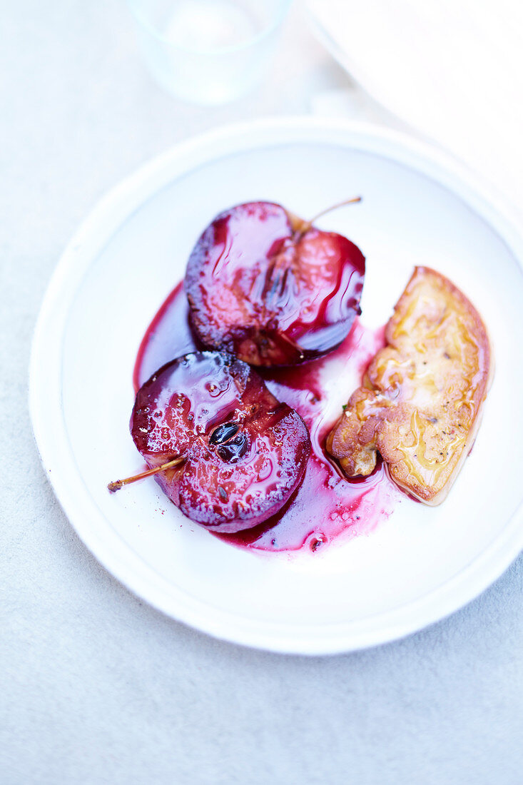 Gebratene Foie Gras mit Apfel und schwarzen Johannisbeeren