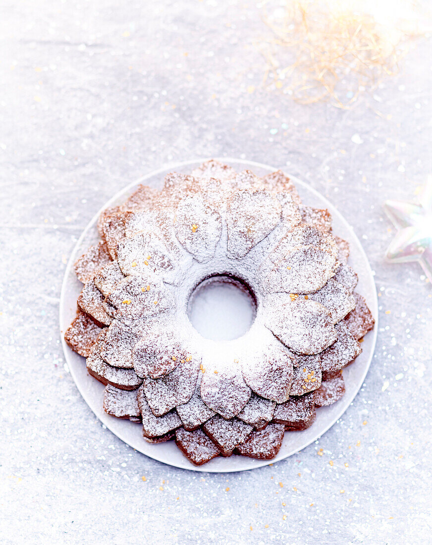 Nut cake shaped like a flower (Christmas)