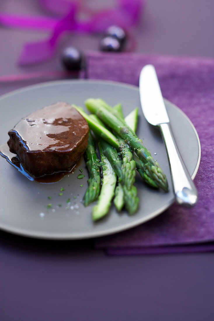 Glasiertes Hirschkuhsteak mit Weinsauce und knackigem grünen Spargel