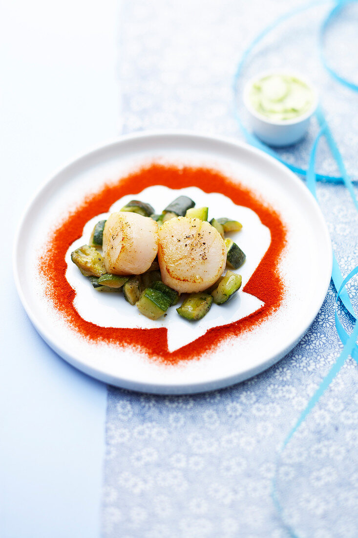 Scallops with zucchinis and sprinkled with paprika