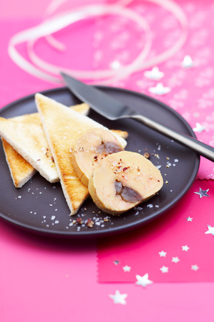 Foie Gras mit Datteln und Toastbrotschnittchen