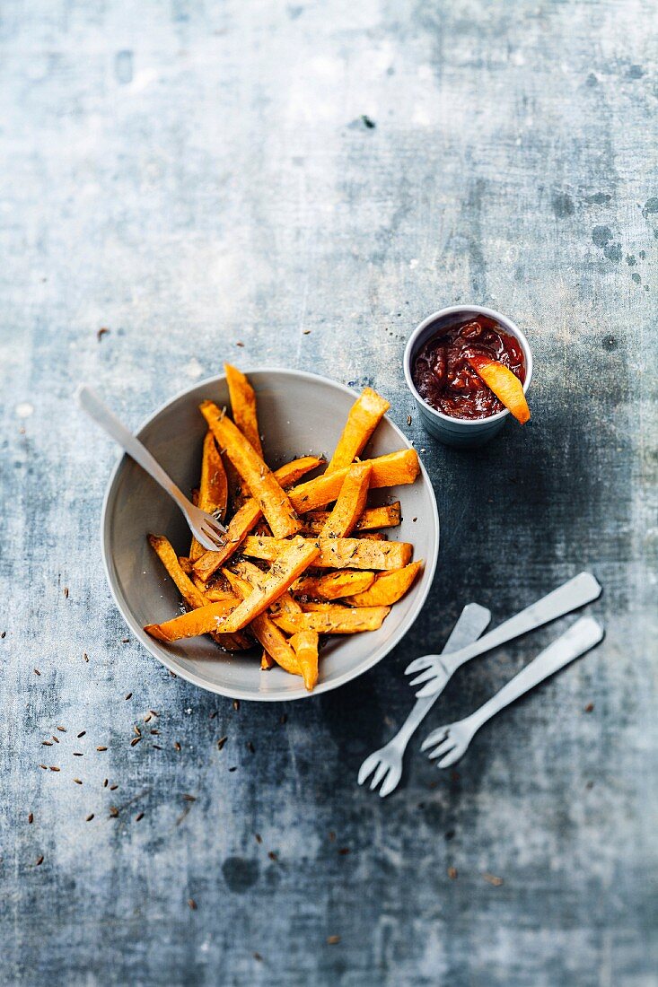 Carrot fries and paprika-flavored onion chutney