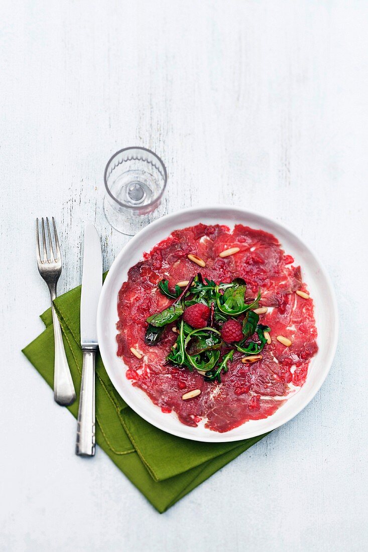 Carpaccio vom Rind mit Himbeeressig und Pinienkernen