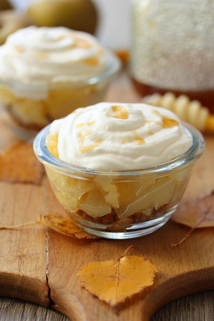 Apfeldessert mit Baiserhaube in Glasschalen