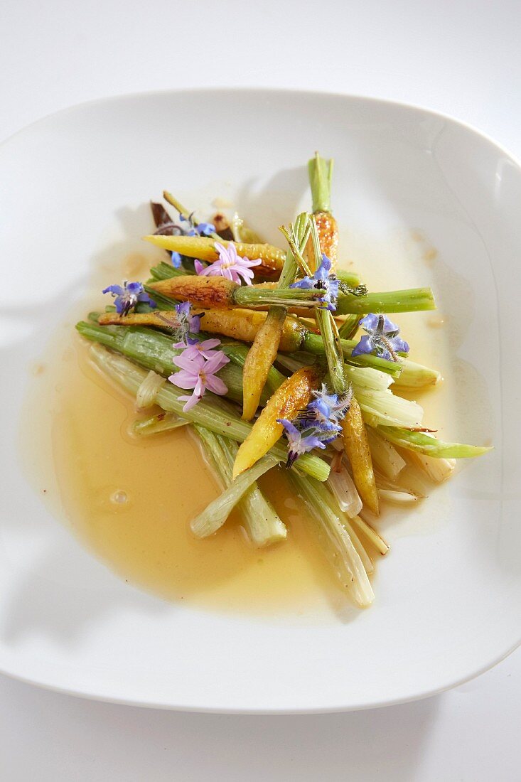 Teller mit Babygemüse und Essblüten