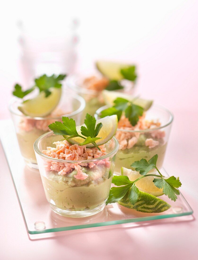 Guacamole-Lachs-Cocktail in Gläsern