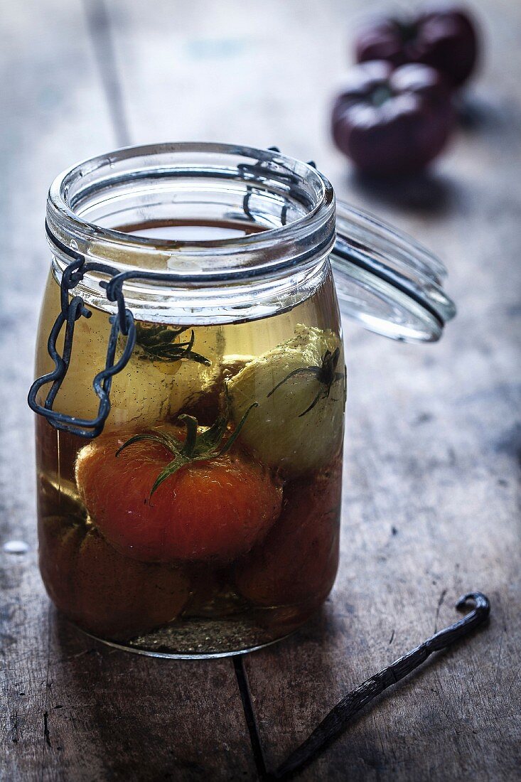 Weckglas mit Tomaten in Öl mit Vanillearoma