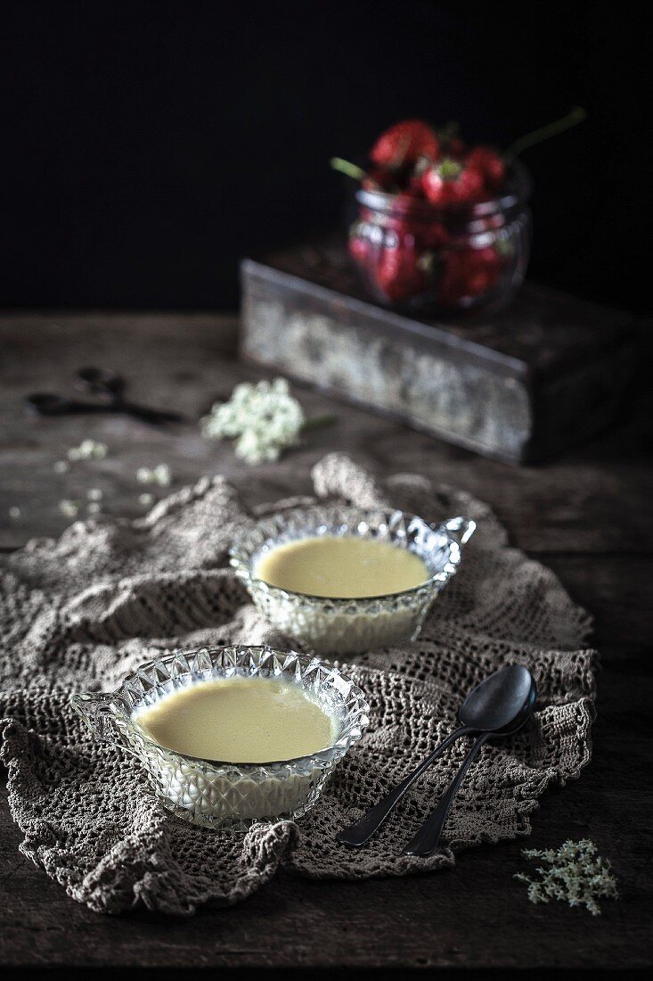 Panna Cotta mit Holunderblüten