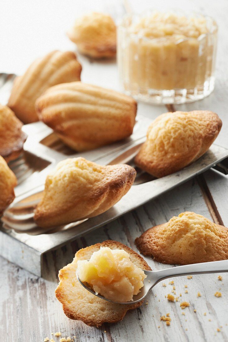 Madeleines und Apfelkompott mit Honig aus der Bretagne