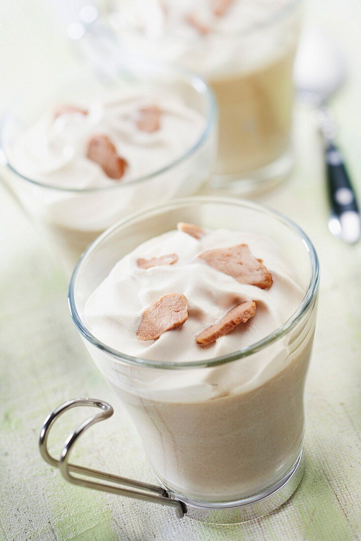 Pilzcremesuppe nach Art Cappuccino mit Sahnehaube mit Seeteufelleber