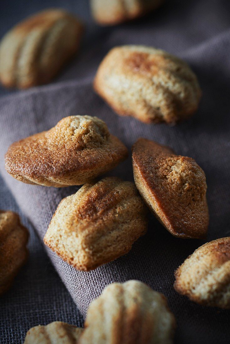 Madeleines aus Buchweizenmehl mit Salzbutterkaramell