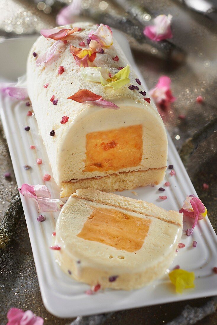 Bûche (Französischer Baumstammkuchen) mit Klementinensorbet und Tonkabohnen-Eis