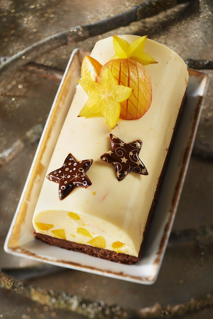 Log cake-style mango and chocolate cookie cheesecake