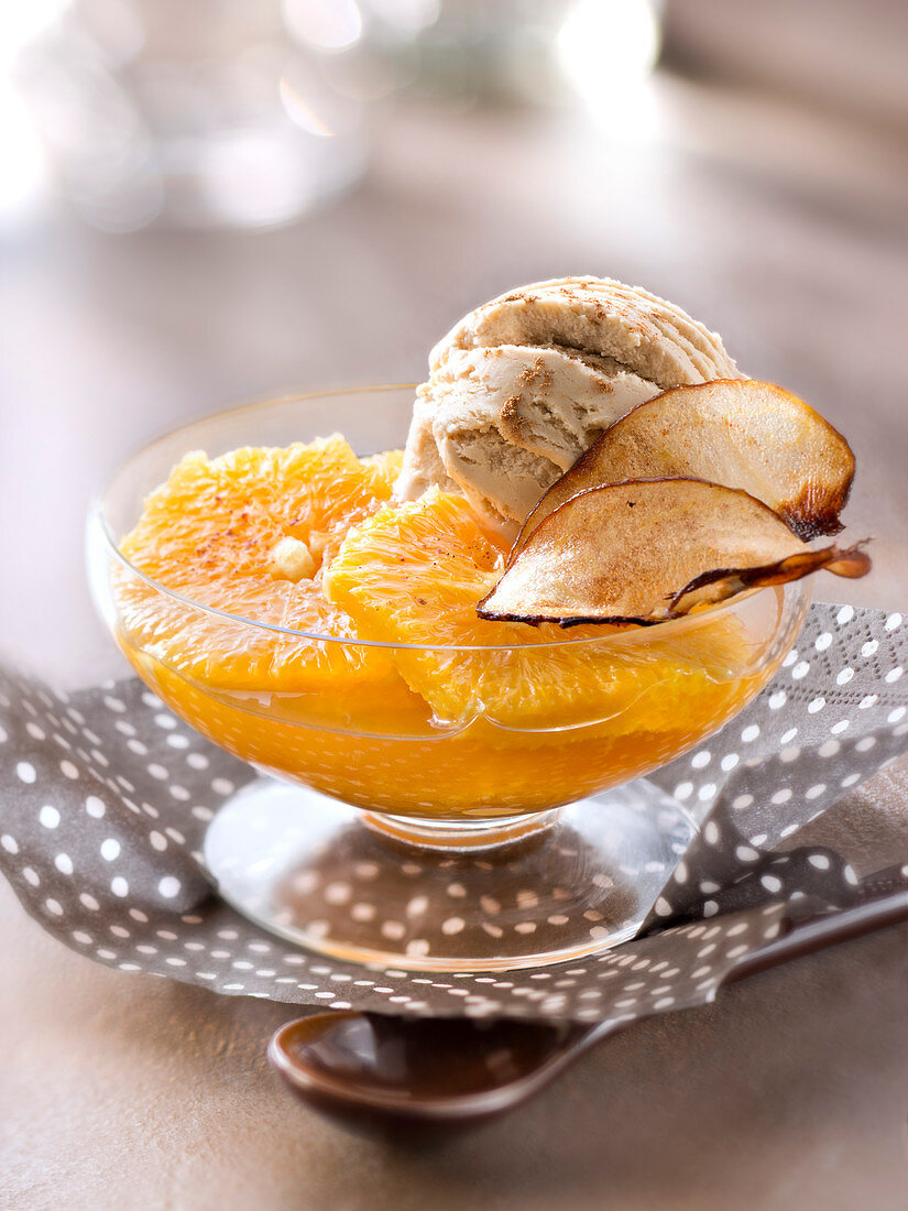 Orangensalat mit Apfel-Zimt-Infusion und Zimteis