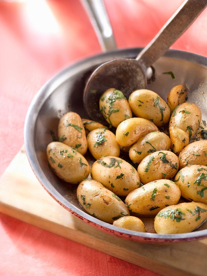 Pan-fried Grenaille potatoes with garlic and parsley