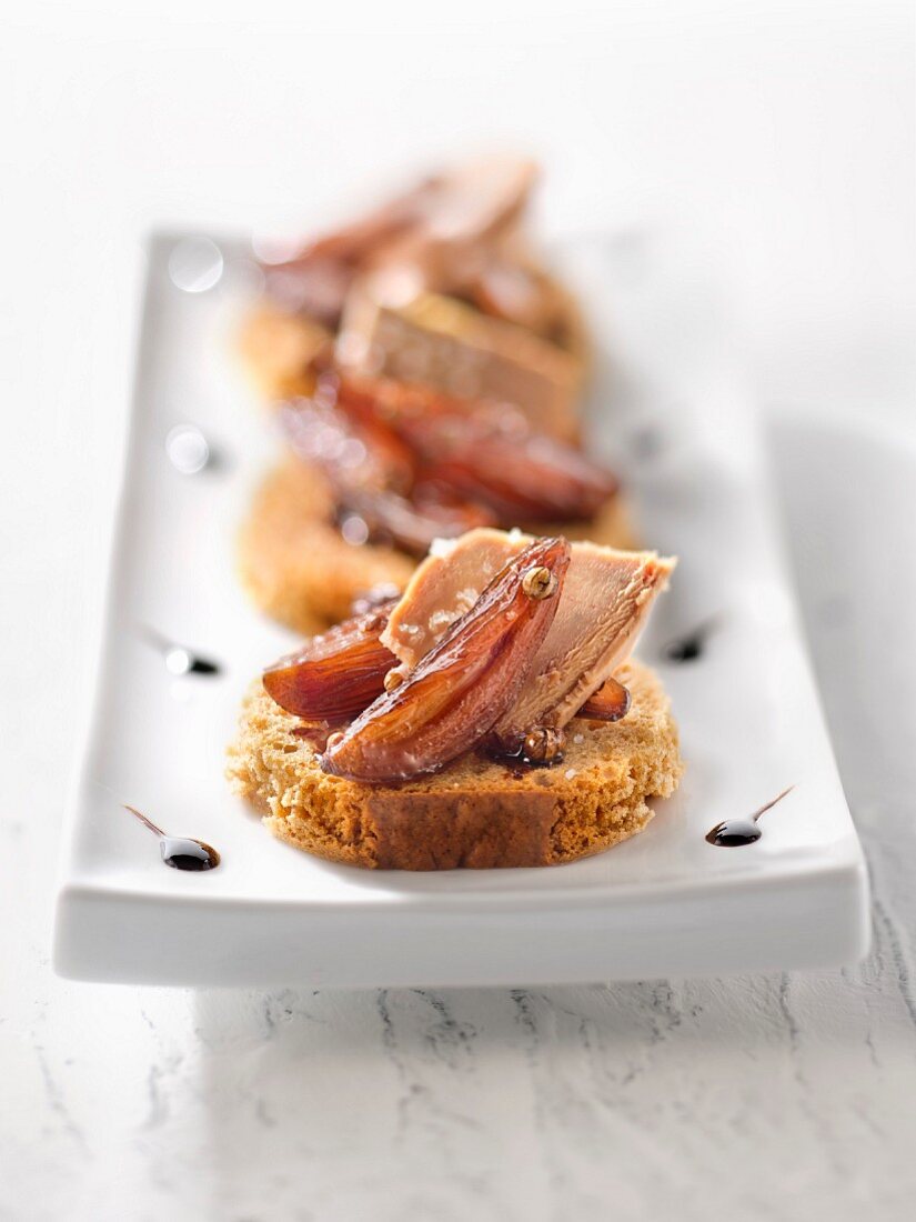Honigkuchen mit Foie Gras und Schalotten-Balsamico-Chutney